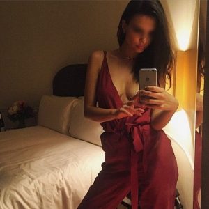 Une barbie brune lyonnaise pour un mec viril
