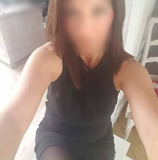 La chienne de femme en Louboutins à baiser et enculer devant moi sur Bourg-lès-Valence